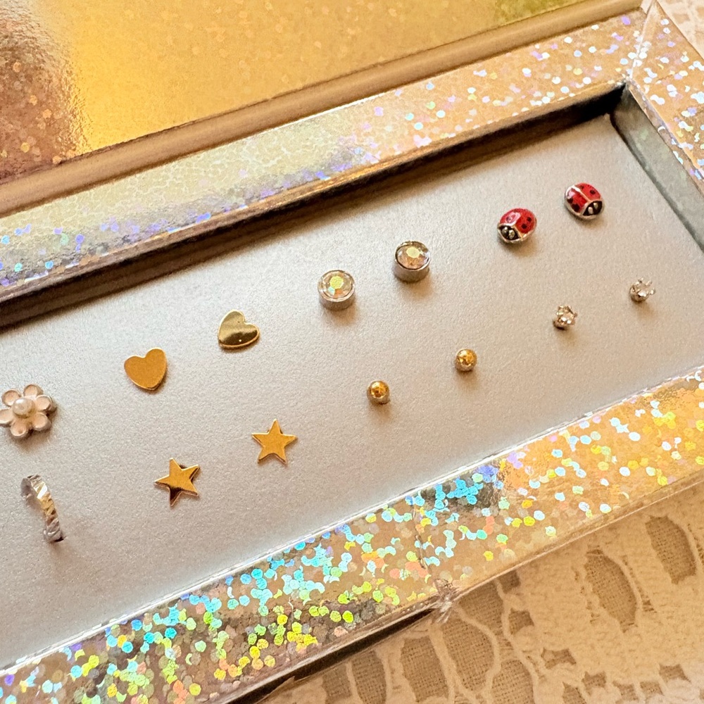 Avon 10-Pair Stud Earring Gift Set Glitter Box Gold Silver Stars Hearts Ladybugs - Picture 5 of 10
